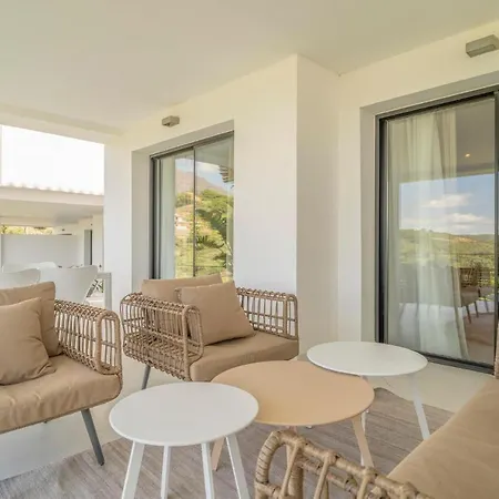 Awesome In With 2 Bedrooms, Wifi And Outdoor Swimming Pool * エステポナ